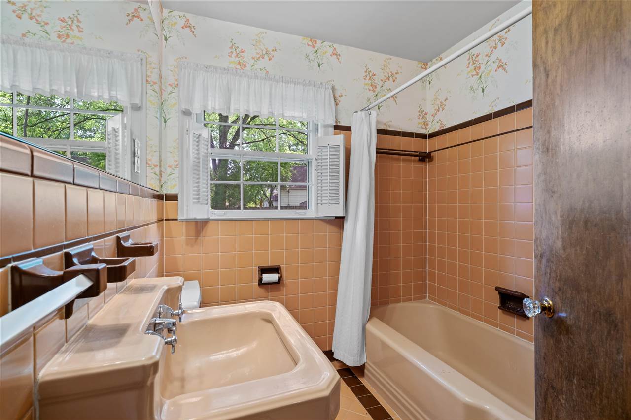 4810 Shady Grove Road Memphis, TN 38117 - Photo 15 of 20 Full Bath in Hall with Tub & Shower