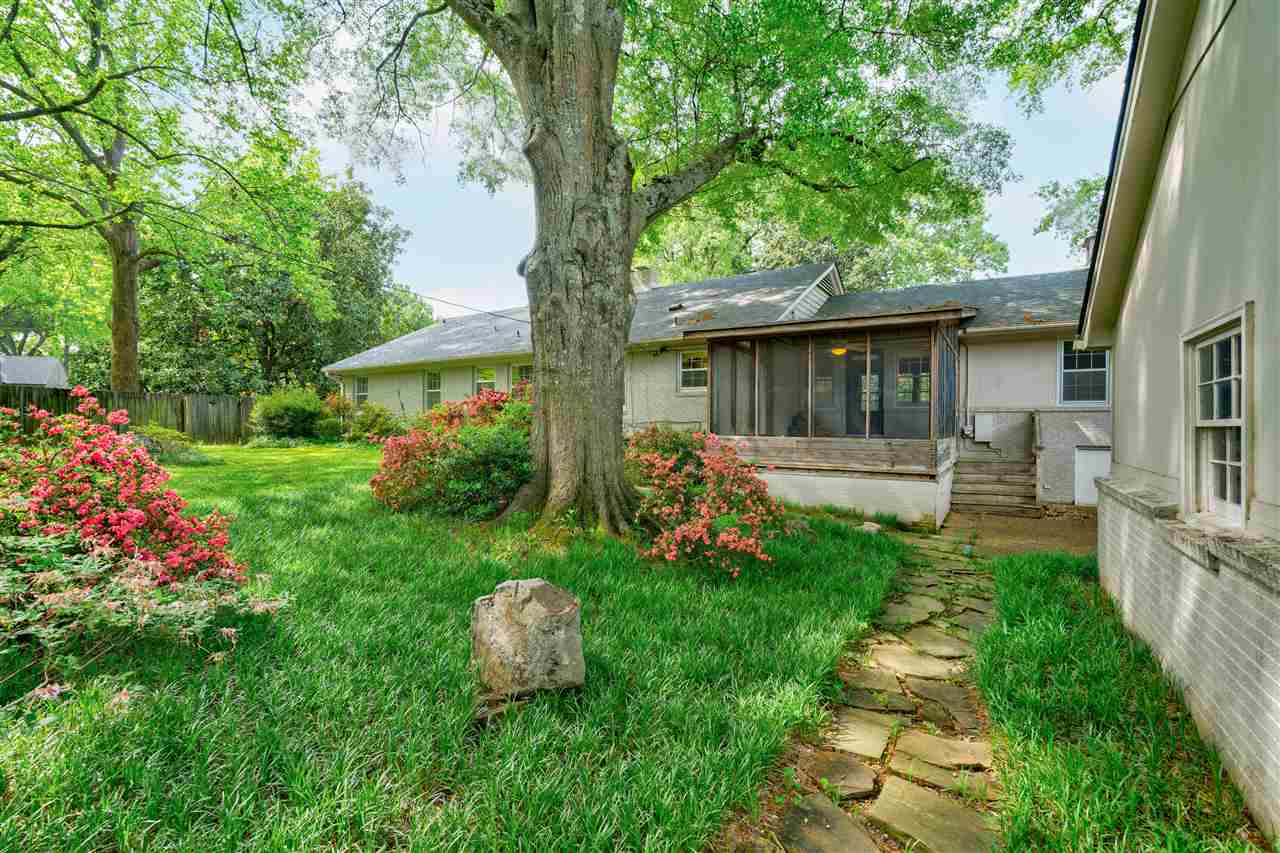 4810 Shady Grove Road Memphis, TN 38117 - Photo 18 of 20 Screened Porch overlooks lush rear grounds with mature trees, azaleas, stone pathways, and beautiful greenery. WELCOME HOME!