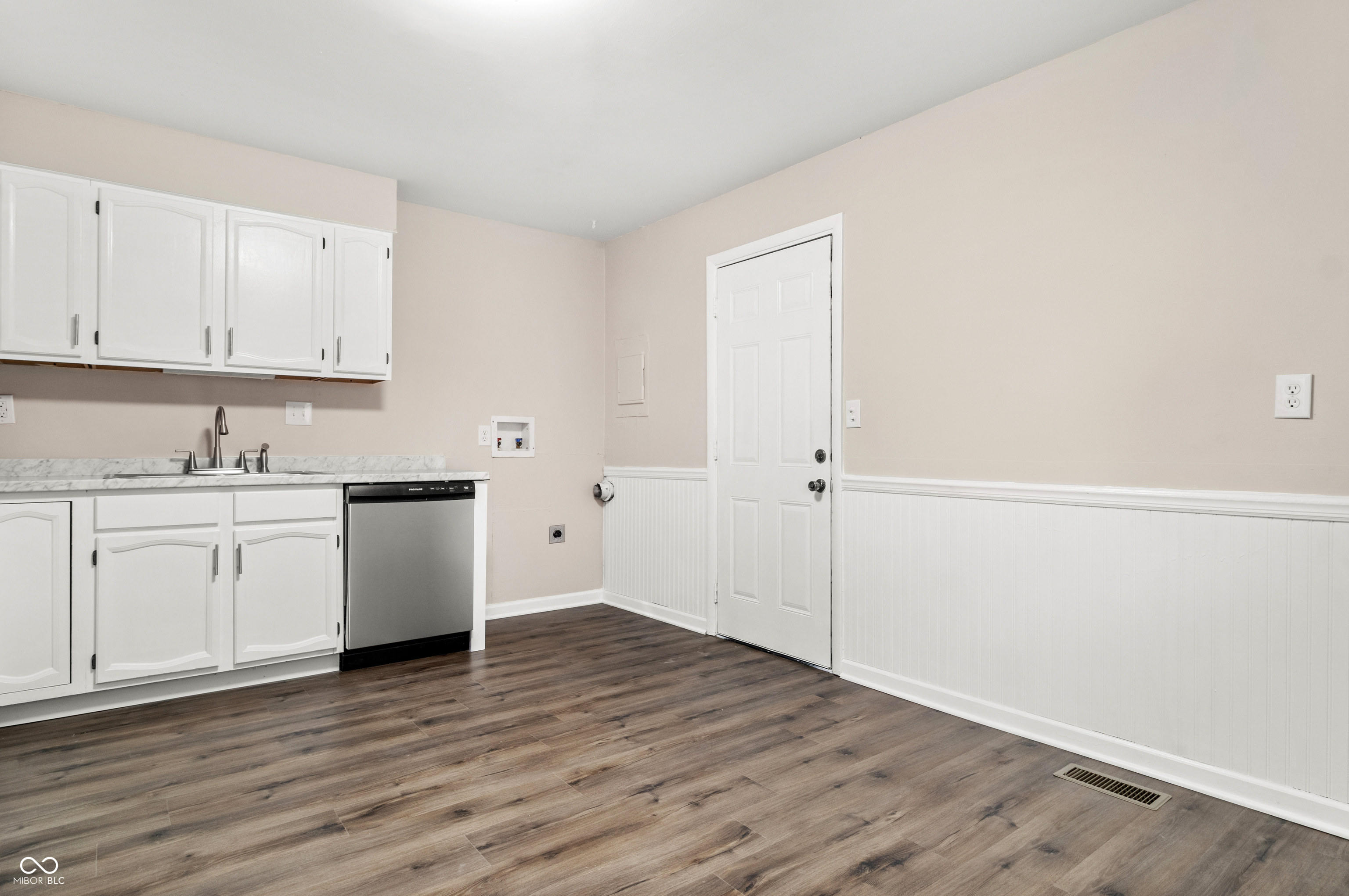 8128 Barry Road Indianapolis, IN 46219 - Photo 8 of 20