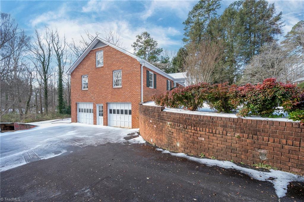 3340 Kirklees Road Winston-Salem, NC 27104 - Photo 3 of 30 Gallery Image 3