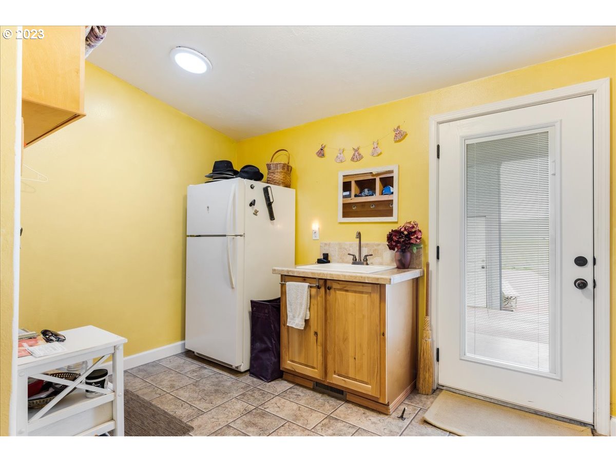 4532 Emerson Loop Road The Dalles, OR 97058 - Photo 36 of 48