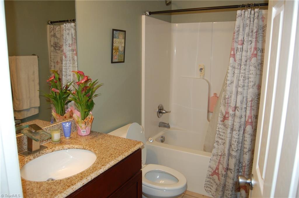 120 Oak Summit Road Winston-Salem, NC 27105 - Photo 21 of 29 Hall bath