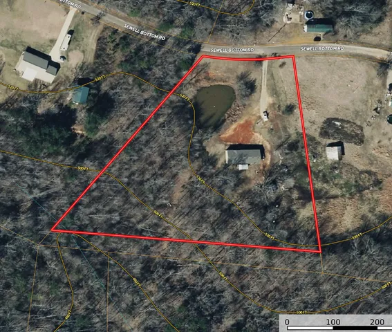 a view of entryway and entertaining space