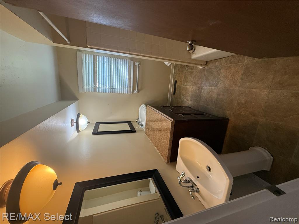 3040 West Hill Road Flint, MI 48507 - Photo 12 of 24