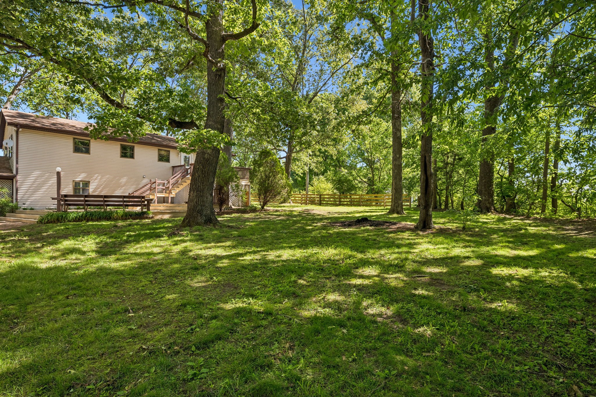 385 Perdue Road Franklin, KY 42134 - Photo 11 of 72 a backyard of a house with trampoline