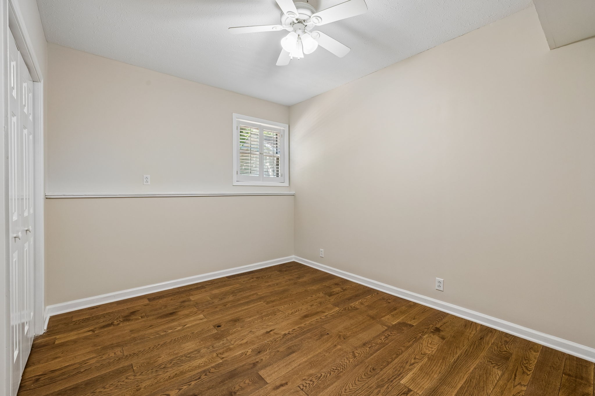 385 Perdue Road Franklin, KY 42134 - Photo 34 of 72 an empty room with a window and a ceiling fan