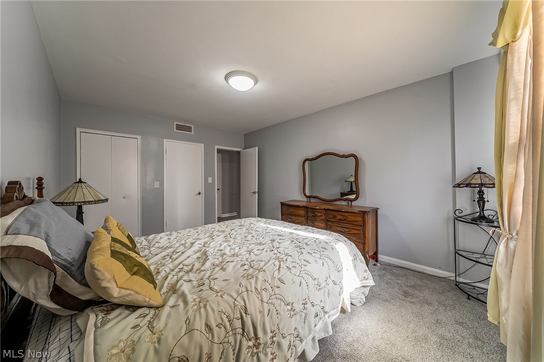 13800 Fairhill Road, Unit 306 Cleveland, OH 44120 - Photo 33 of 48 3rd bedroom with 2 Large closets