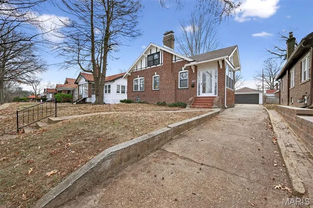 $220,000 | 7622 Springdale Drive, Pasadena Park, MO 63121