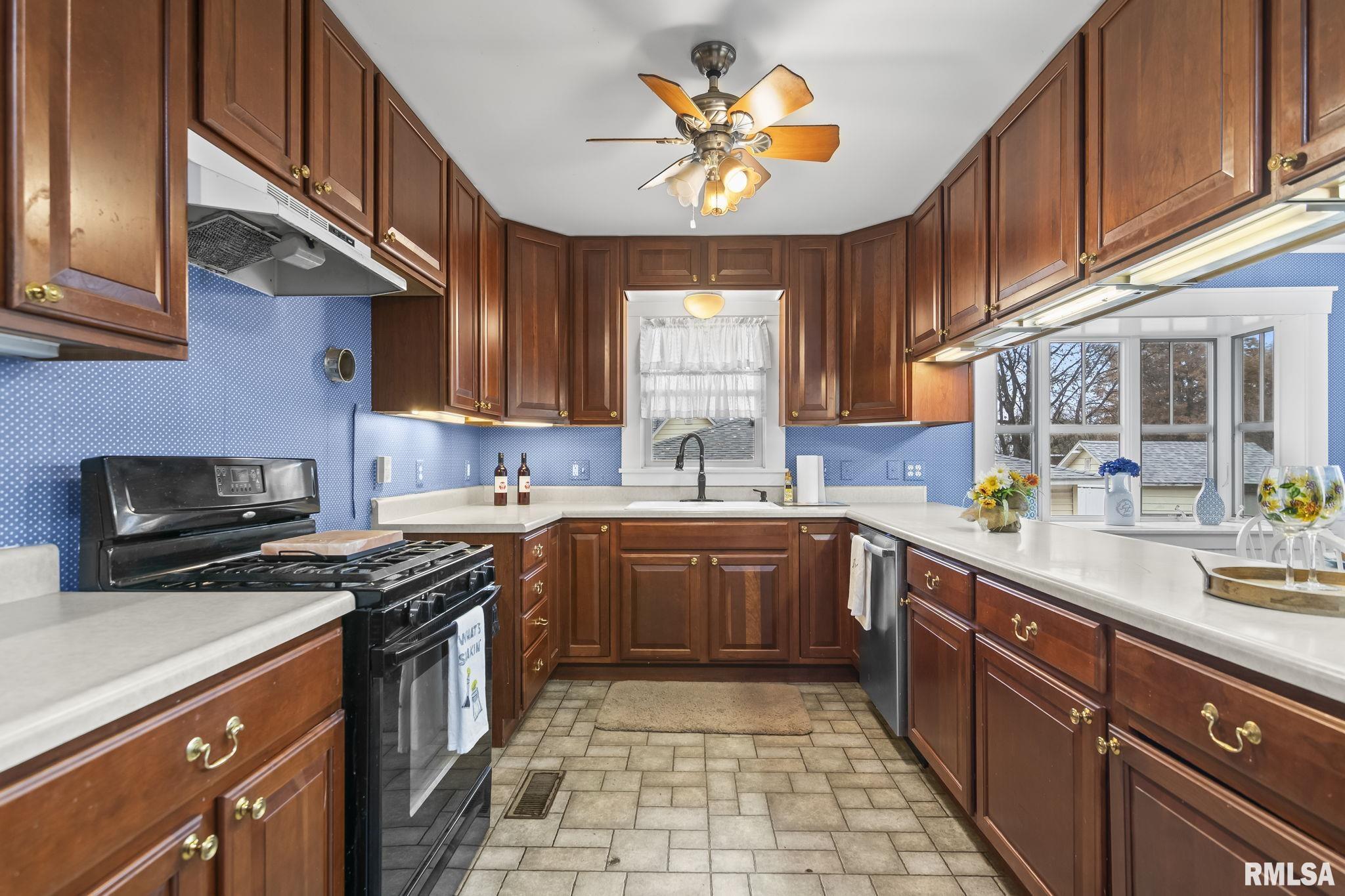 207 East Cherokee Street Morrisonville, IL 62546 - Photo 25 of 65