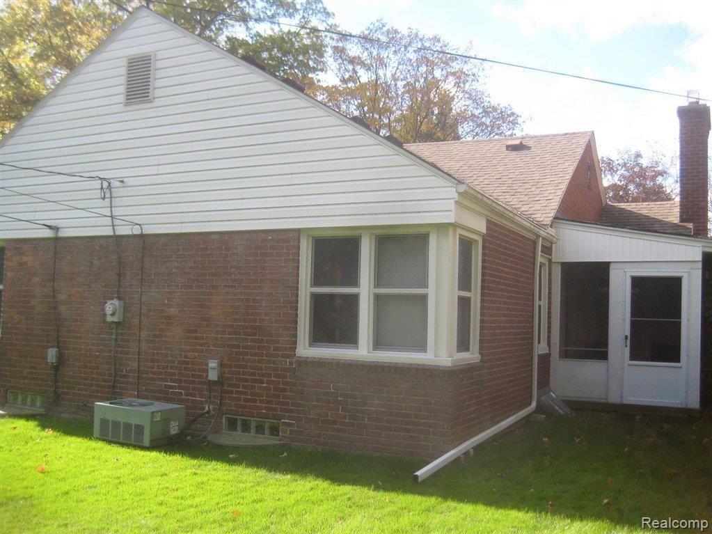 466 Lexington Road Grosse Pointe, MI 48236 - Photo 12 of 16 022.JPG