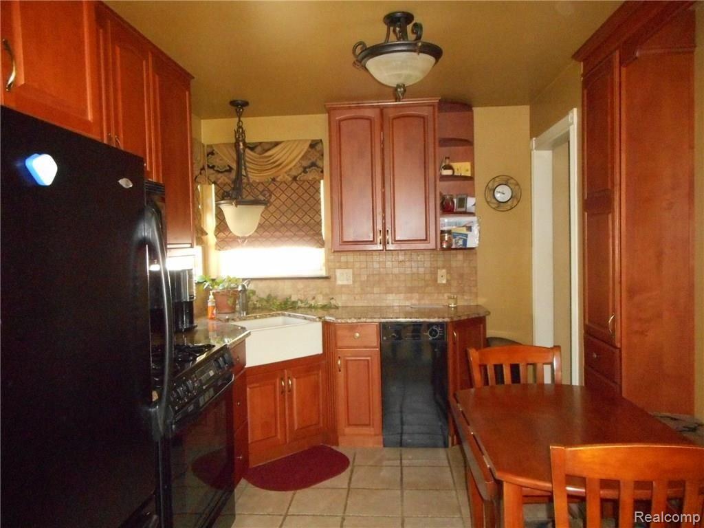 17544 Clark Street Riverview, MI 48193 - Photo 18 of 61 KITCHEN