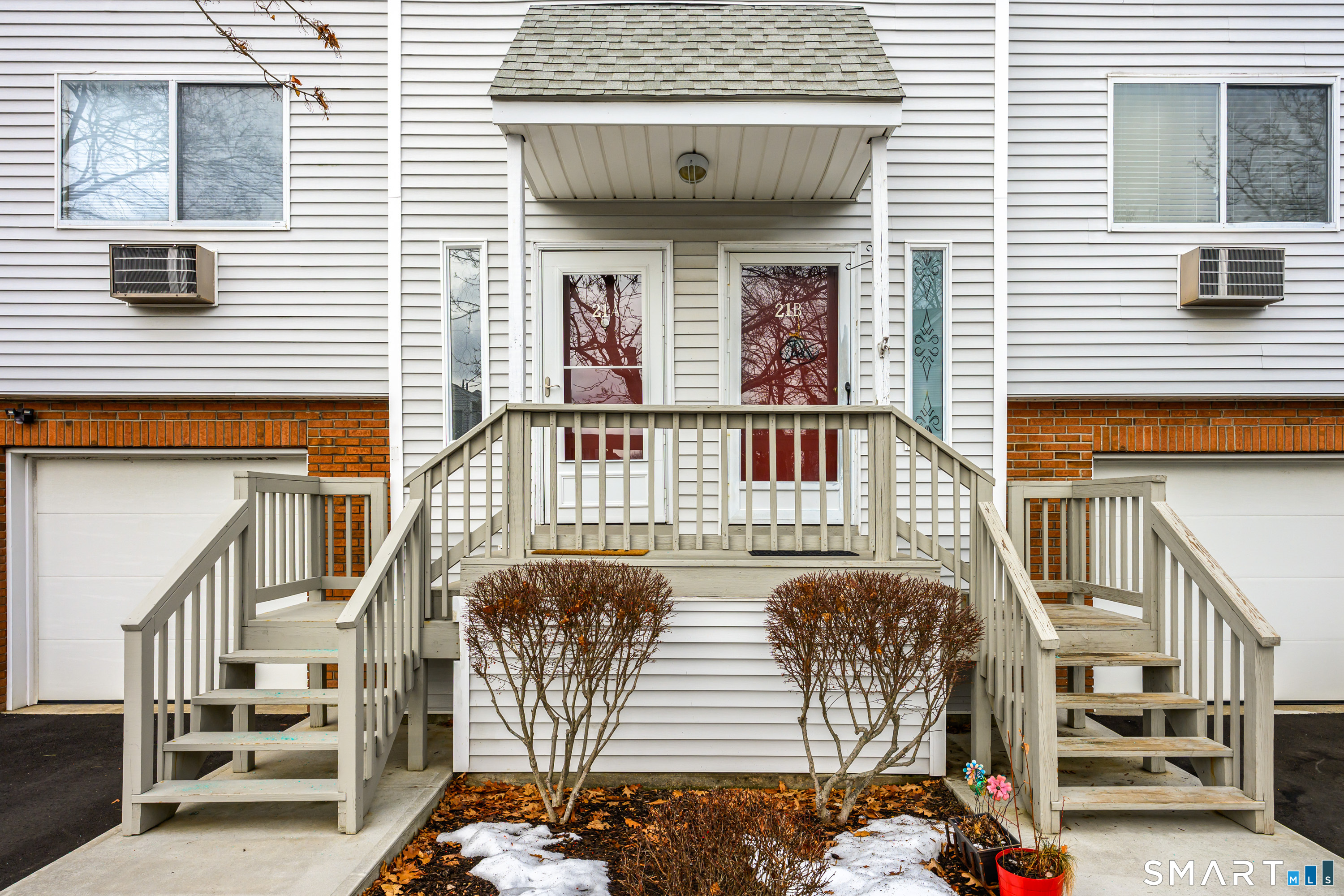 925 Oronoke Road, Unit 21A Waterbury, CT 06708 - Photo 38 of 39 a front view of a house with stairs