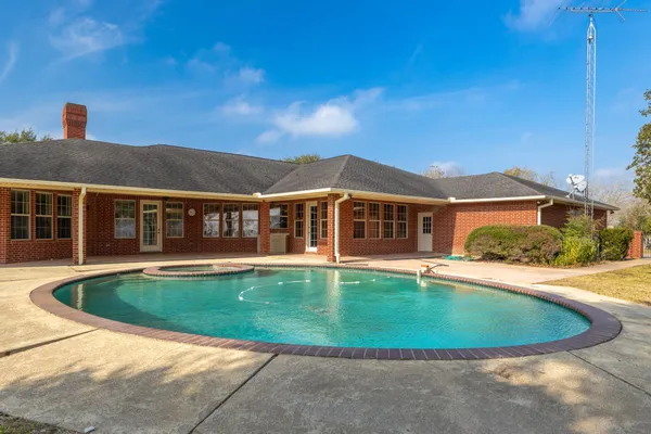 $474,000 | 803 South Converse Street, Flatonia, TX 78941