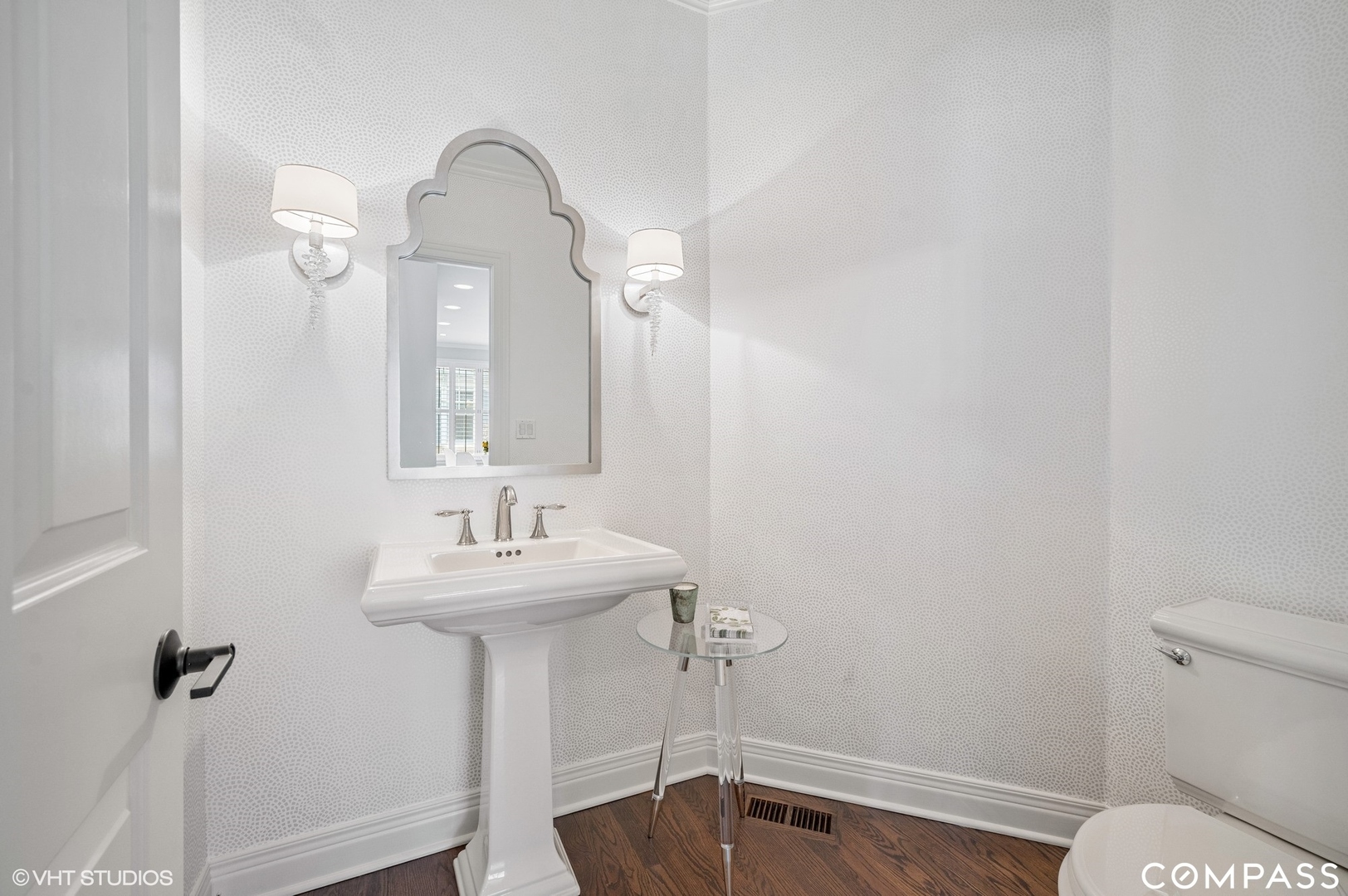 1437 Kittyhawk Lane Glenview, IL 60026 - Photo 18 of 39 a bathroom with a sink and a mirror