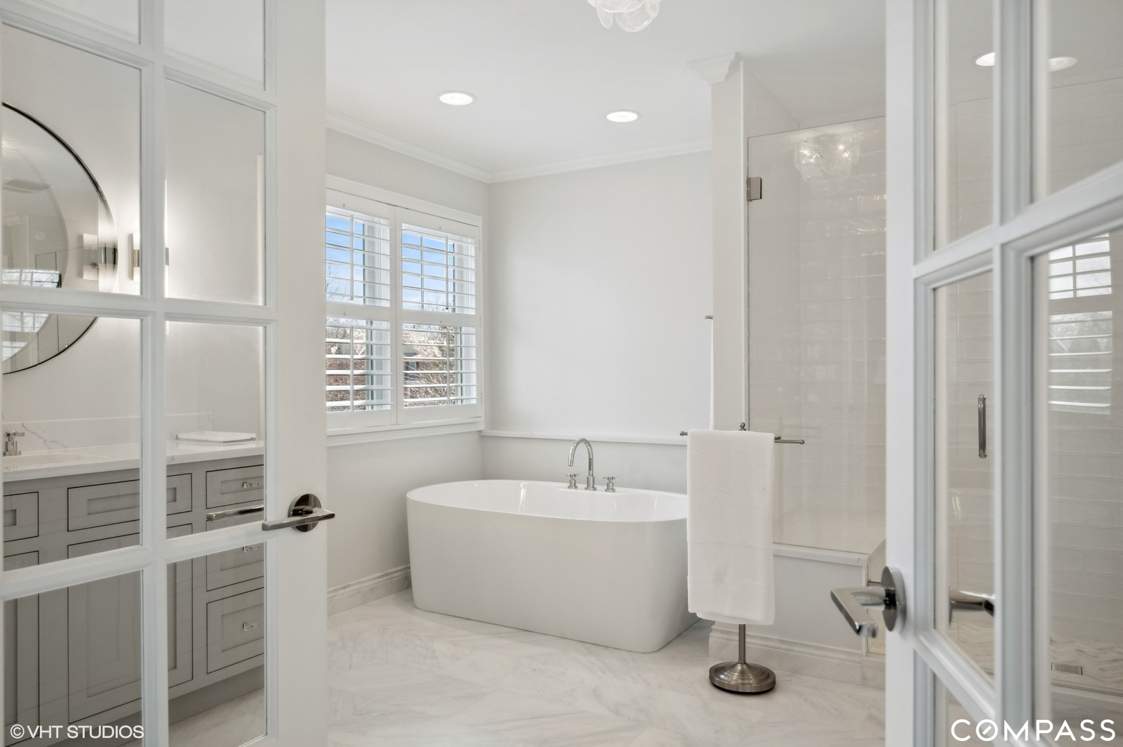 1437 Kittyhawk Lane Glenview, IL 60026 - Photo 22 of 39 a bathroom with a bathtub and shower