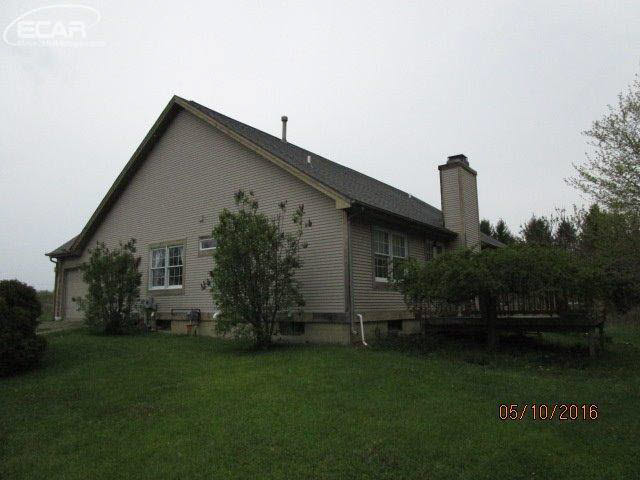 19107 Hickory Ridge Road Fenton, MI 48430 - Photo 4 of 24 21145126-3.JPG