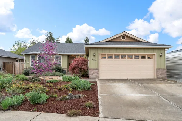 $444,900 | 850 Forest Glen Drive, Central Point, OR 97502