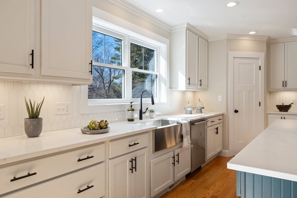 14 Notre Dame Road Bedford, MA 01730 - Photo 5 of 42 Gallery Image 5