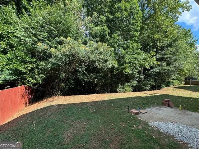 a view of yard with green space