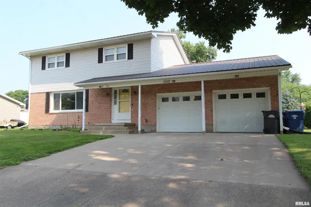 $234,700 | 1510 7th Avenue South, Clinton, IA 52732