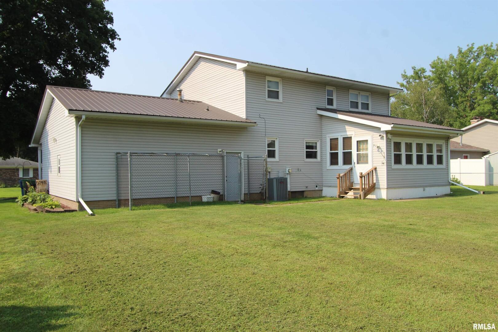 1510 7th Avenue South Clinton, IA 52732 - Photo 3 of 32
