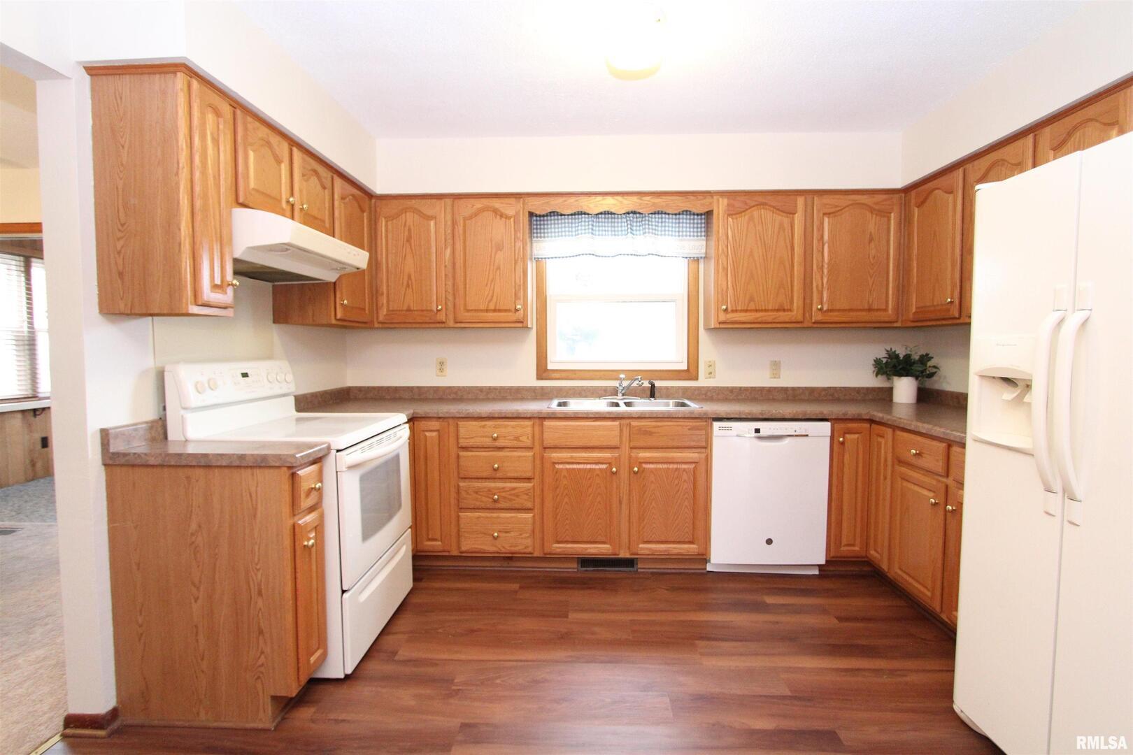 1510 7th Avenue South Clinton, IA 52732 - Photo 4 of 32
