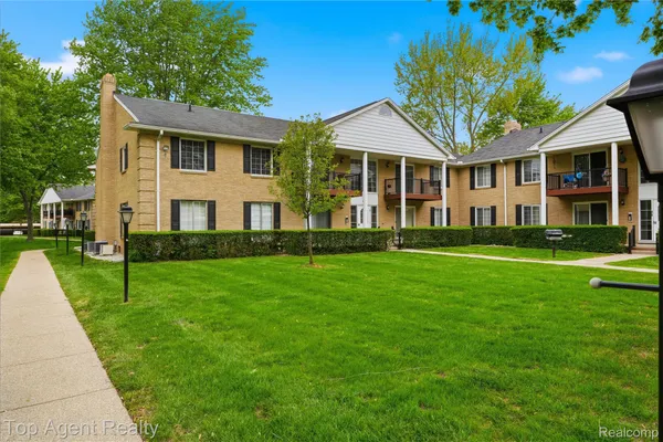 $129,999 | 11810 Ina Drive, Unit 70, Sterling Heights, MI 48312