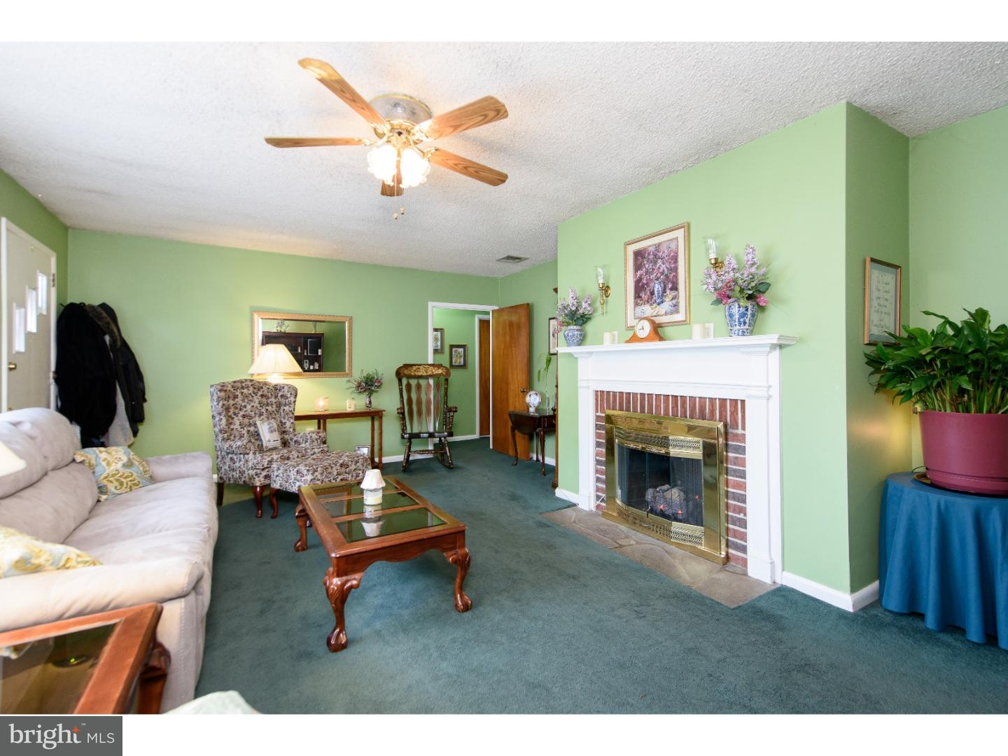 212 Springfield Road Aldan, PA 19018 - Photo 2 of 25 Living Room