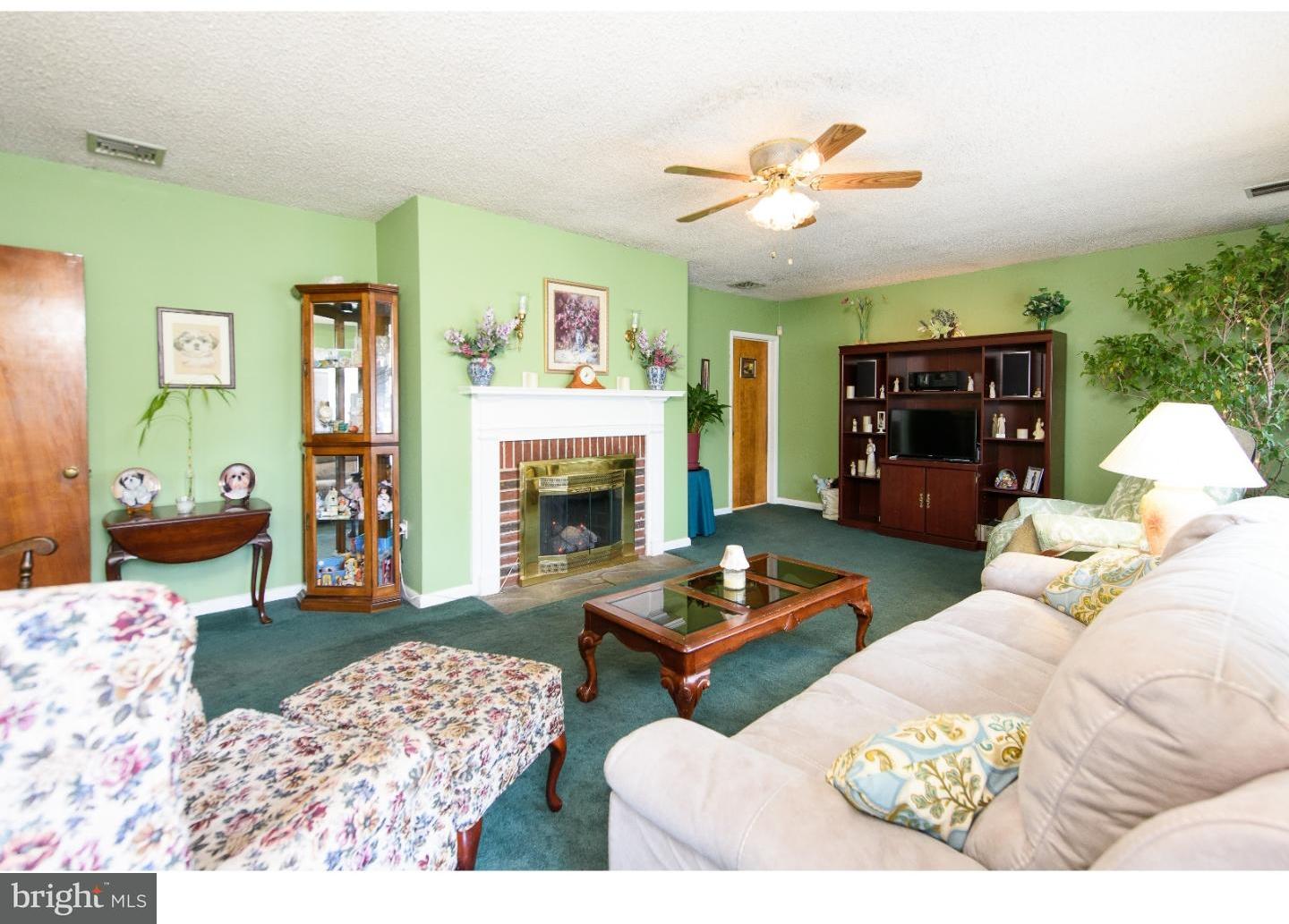 212 Springfield Road Aldan, PA 19018 - Photo 3 of 25 Living Room