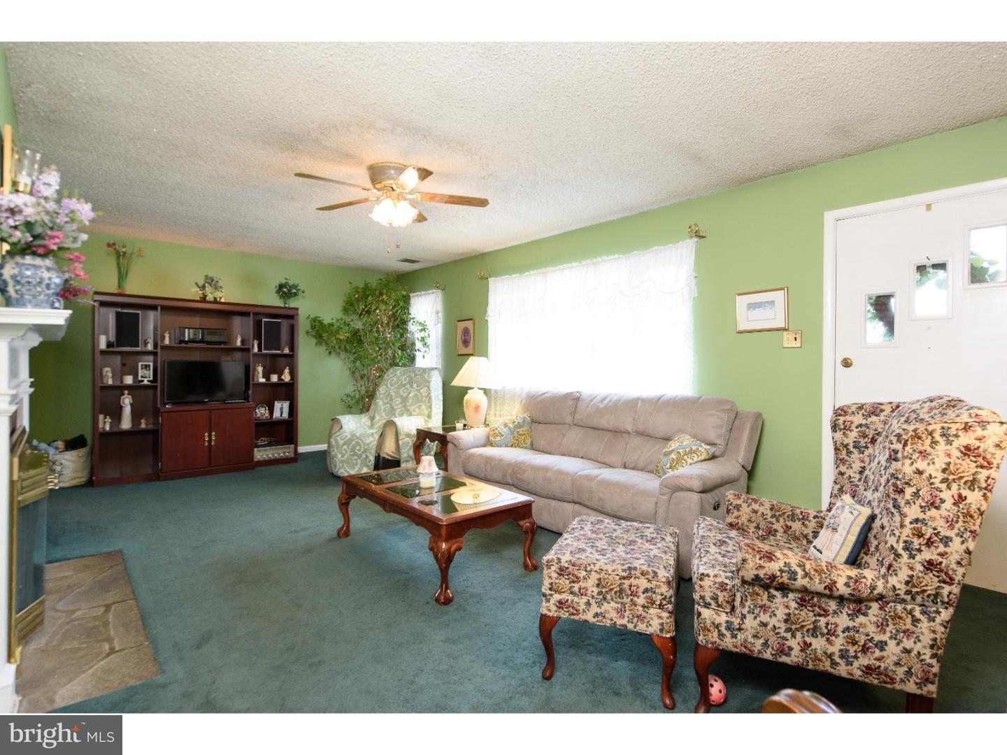 212 Springfield Road Aldan, PA 19018 - Photo 4 of 25 Living Room