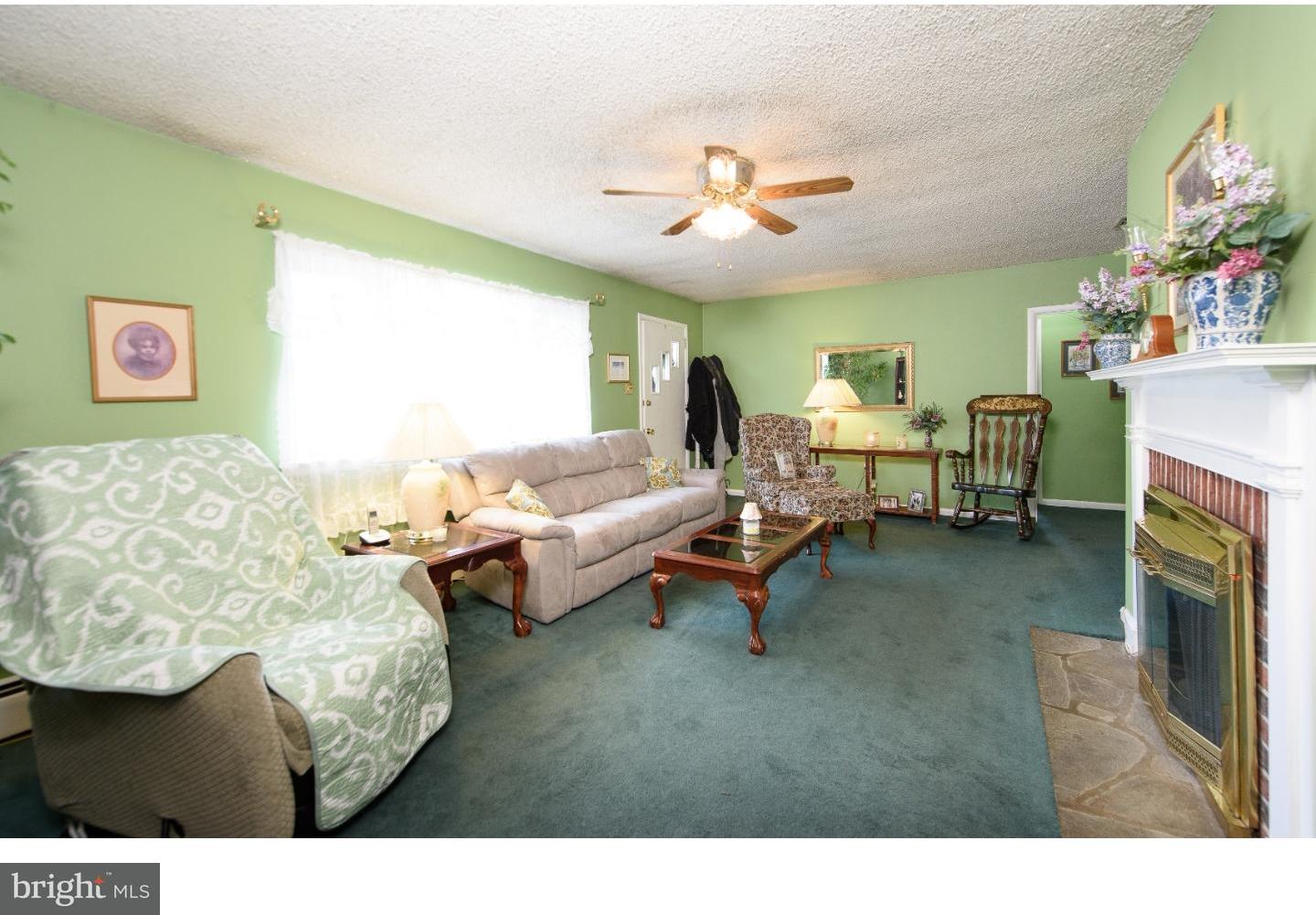 212 Springfield Road Aldan, PA 19018 - Photo 5 of 25 Living Room