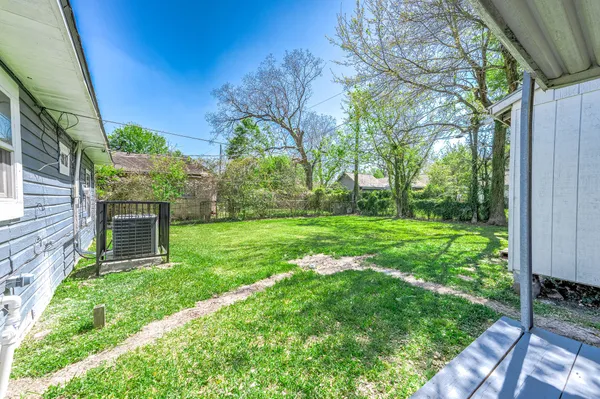 a view of a house with backyard