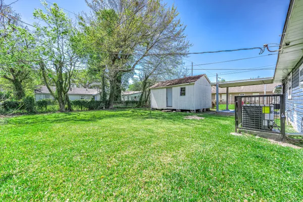 a view of a house with backyard and garden