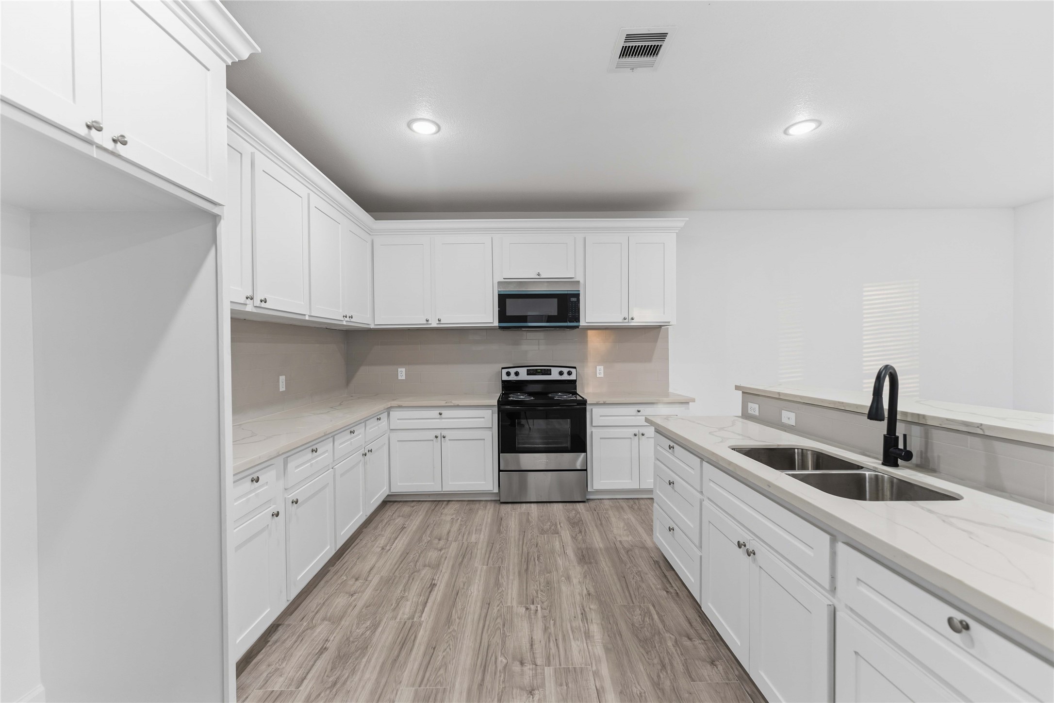 8237 Madera Road Houston, TX 77078 - Photo 3 of 25