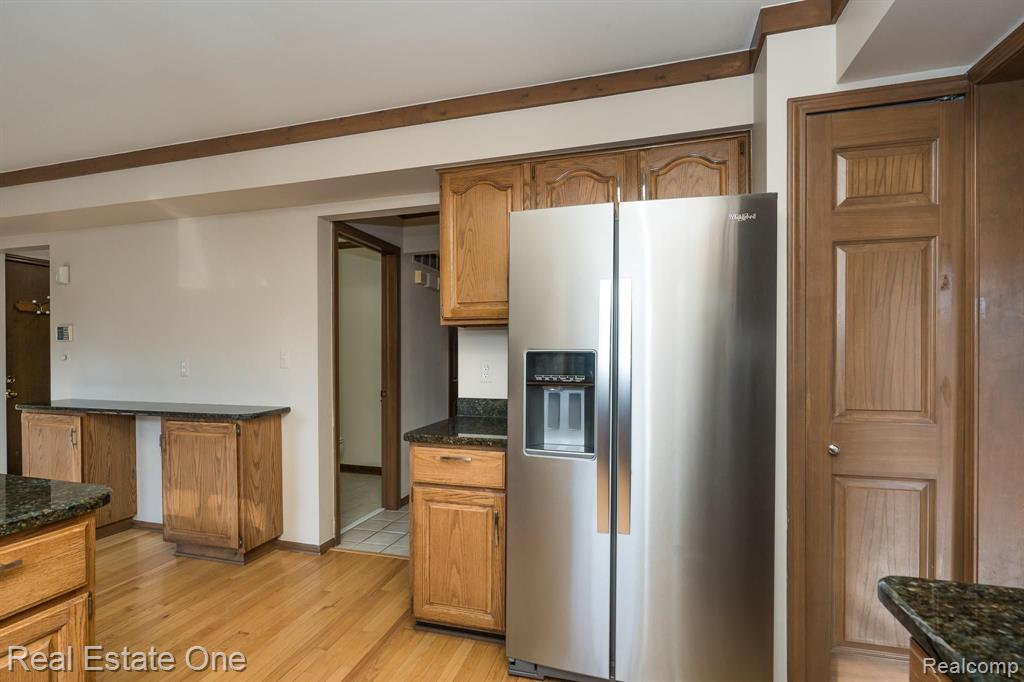 327 Silvervale Drive Rochester, MI 48309 - Photo 7 of 43