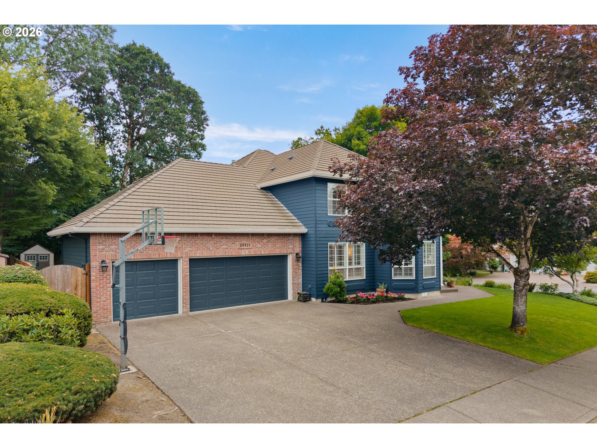28528 Southwest Cascade Loop Wilsonville, OR 97070 - Photo 5 of 47 Driveway