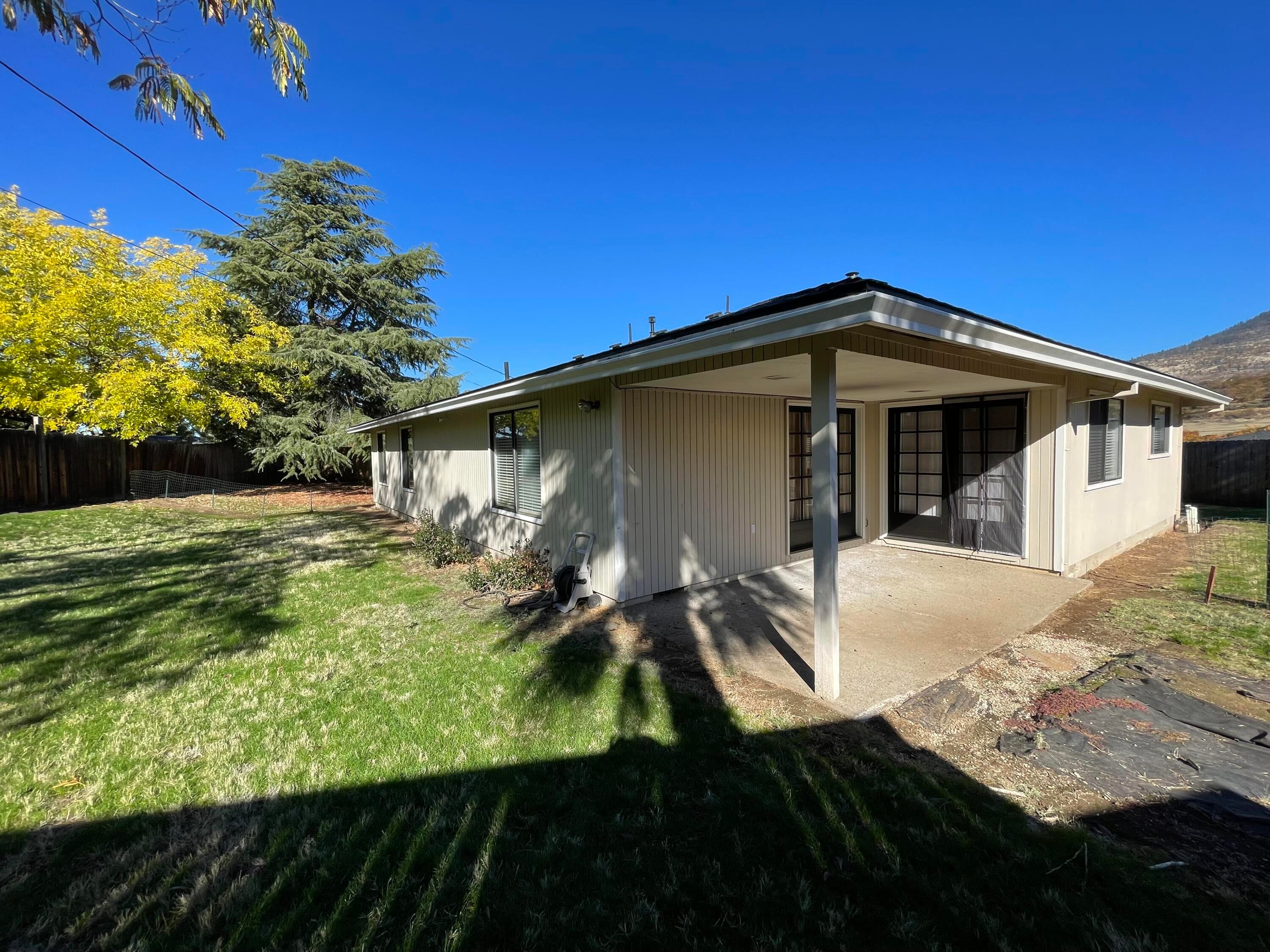 713 Pierce Road Medford, OR 97504 - Photo 4 of 25 713 - 5