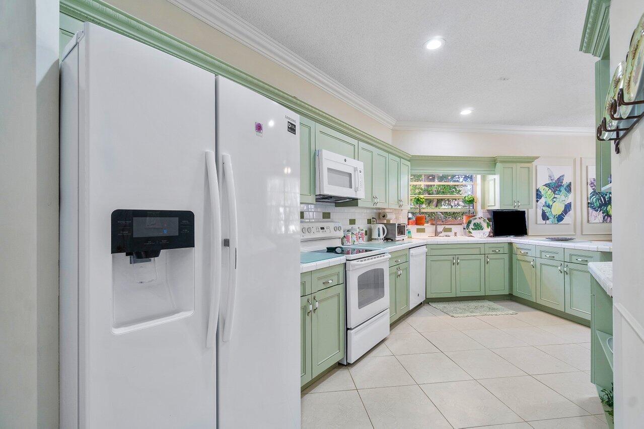 8700 Vía Reale Boca Raton, FL 33496 - Photo 24 of 70 Kitchen