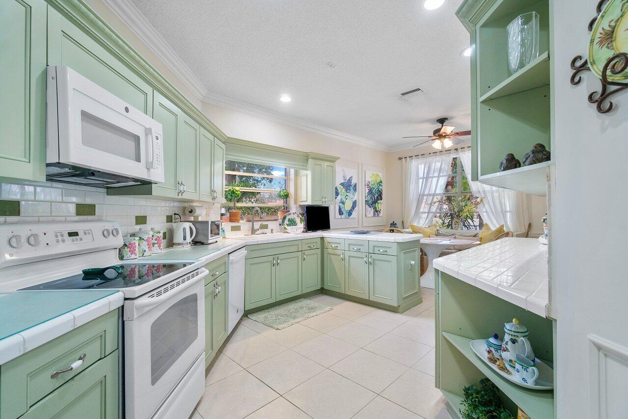8700 Vía Reale Boca Raton, FL 33496 - Photo 25 of 70 Kitchen