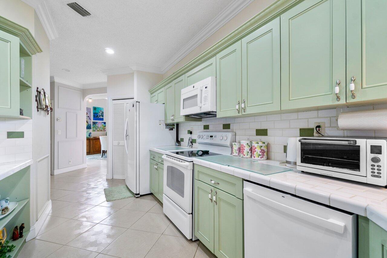 8700 Vía Reale Boca Raton, FL 33496 - Photo 26 of 70 Kitchen