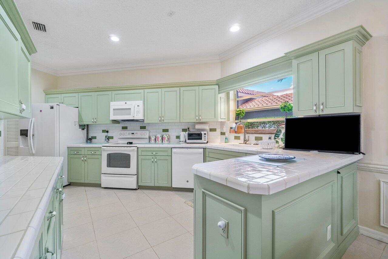 8700 Vía Reale Boca Raton, FL 33496 - Photo 27 of 70 Kitchen