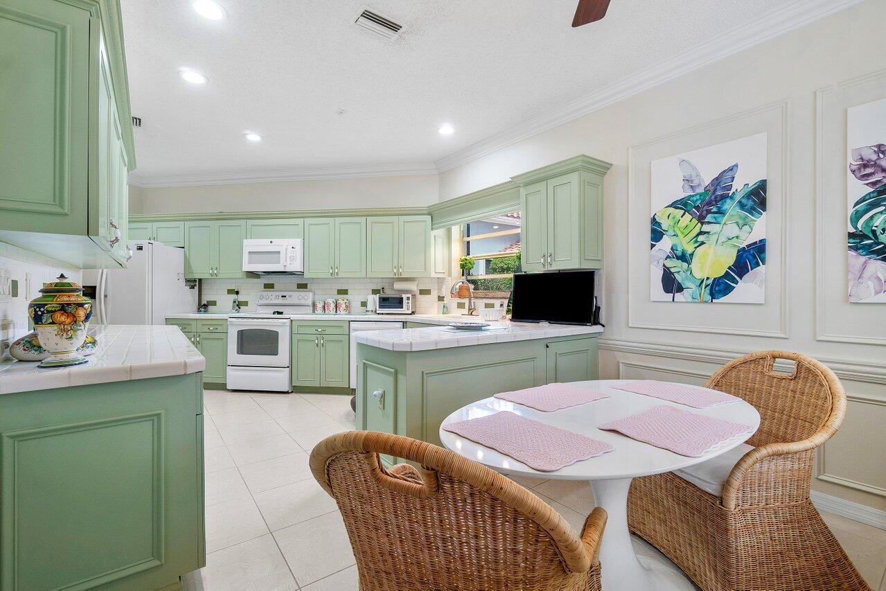 8700 Vía Reale Boca Raton, FL 33496 - Photo 29 of 70 Kitchen