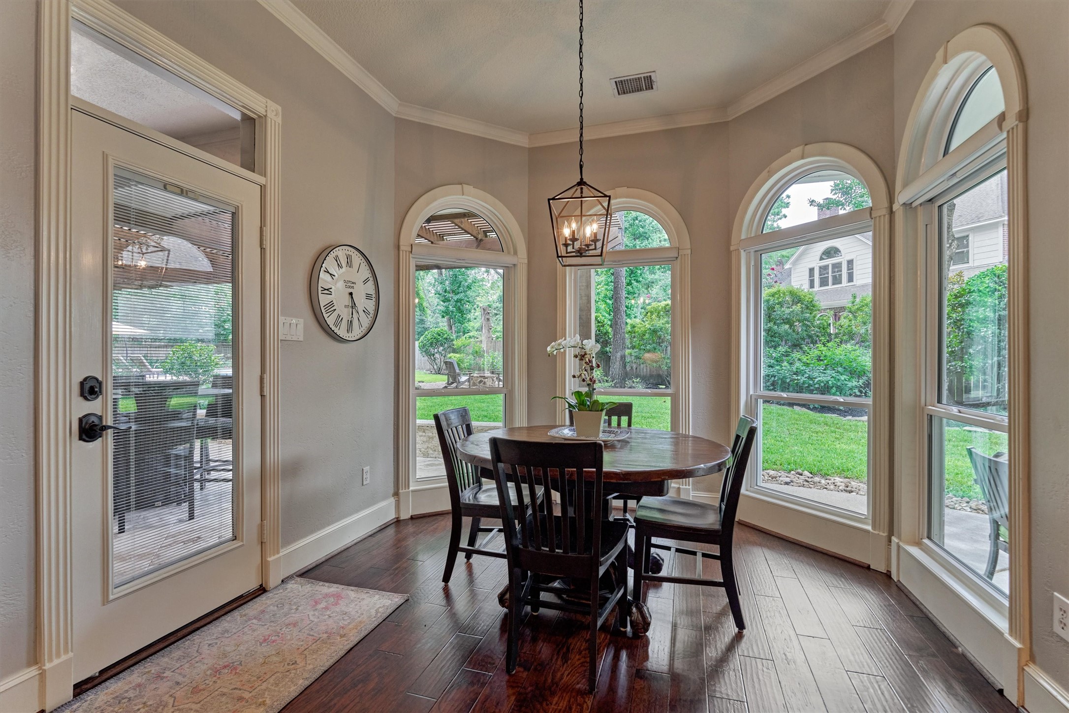 18 Treevine Court The Woodlands, TX 77381 - Photo 20 of 50 The sunny breakfast room is drenched in natural light and offers tranquil views of the backyard.