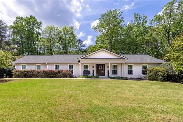 a view of a house with a yard