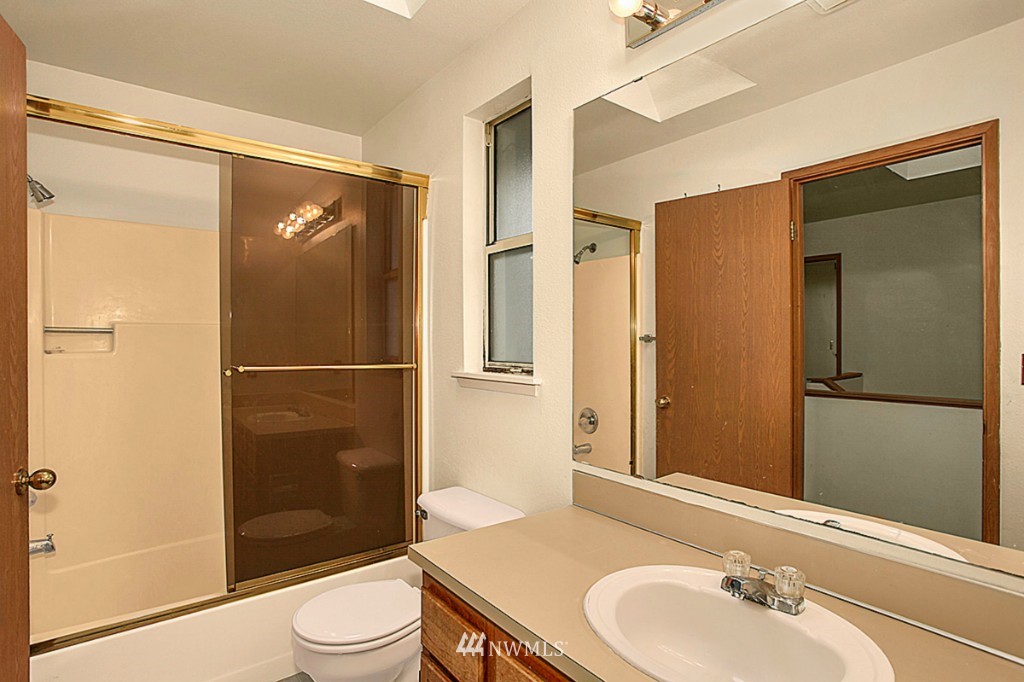 2134 Southeast 8th Place Renton, WA 98057 - Photo 11 of 18 Gallery Image 11