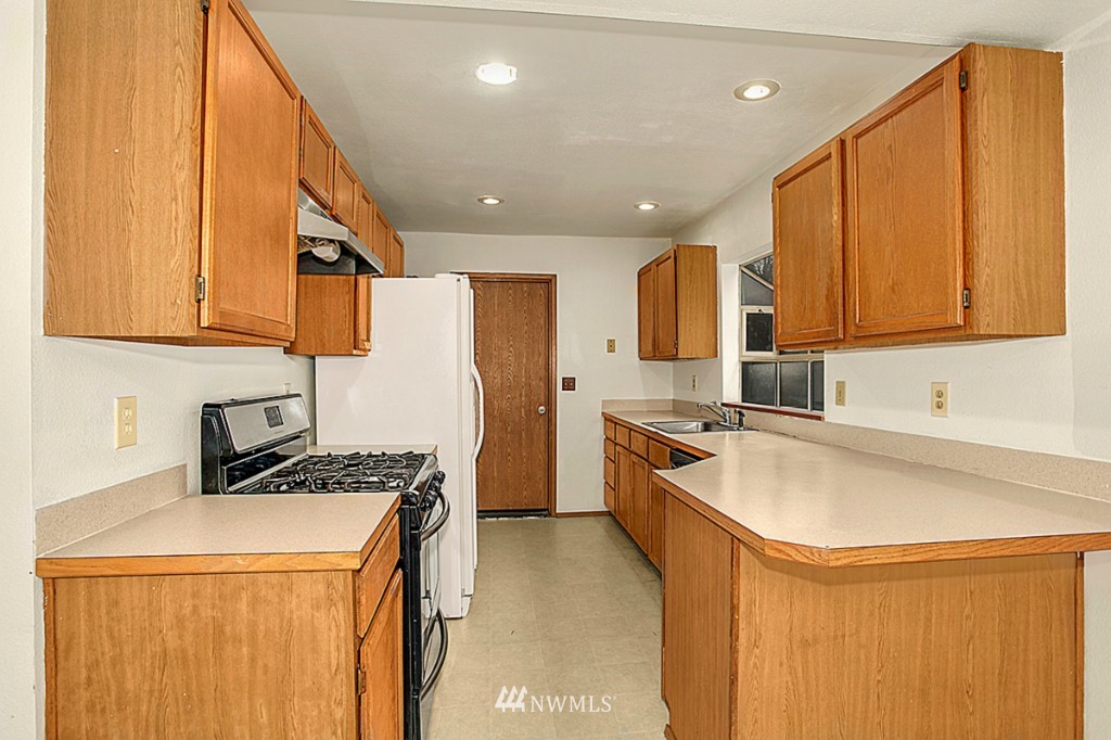 2134 Southeast 8th Place Renton, WA 98057 - Photo 7 of 18 Gallery Image 7