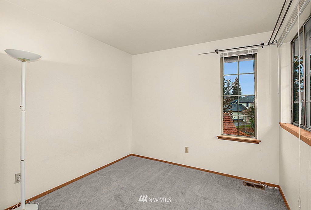 2134 Southeast 8th Place Renton, WA 98057 - Photo 9 of 18 Gallery Image 9