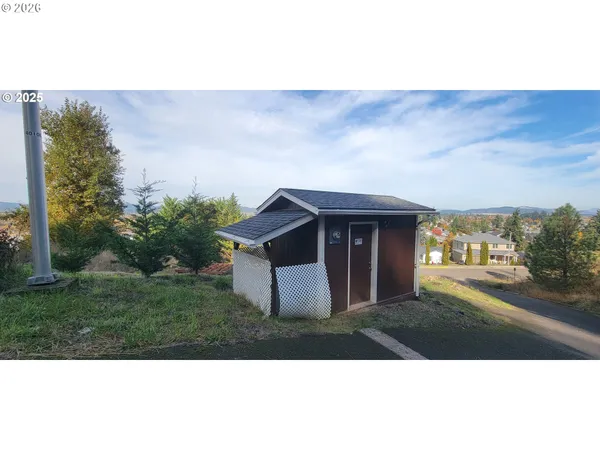 a view of a yard in front of the house