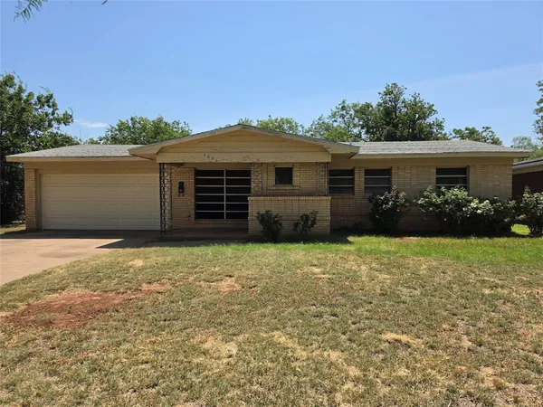 $1,895 | 1601 North Willis Street, Abilene, TX 79603
