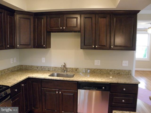 304 East Glebe Road Alexandria, VA 22305 - Photo 6 of 21 Kitchen